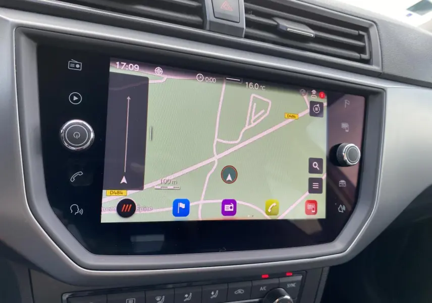 Écran tactile du système de navigation de la SEAT Ibiza 1.0 TSI Style 2021, tableau de bord noir.