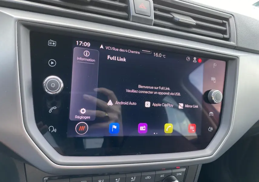 Écran tactile central du système de navigation Full Link dans une SEAT Ibiza rouge pur 2021, vue de face.