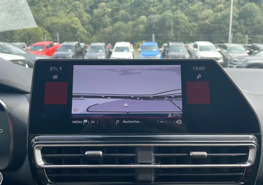 Écran tactile central affichant la navigation du Citroën C5 Aircross Hybrid 2025, vue intérieure avant, tableau de bord moderne.