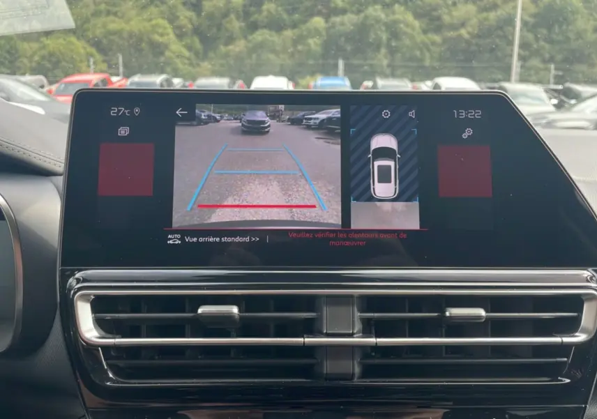 Vue intérieure du tableau de bord du Citroën C5 Aircross Hybrid 2025, écran affichant la caméra de recul et l'aide au stationnement.