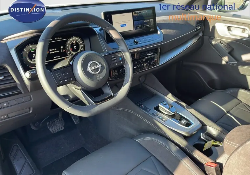 Intérieur du Nissan Qashqai 2025 en vue côté conducteur, avec tableau de bord numérique et sellerie cuir noire.
