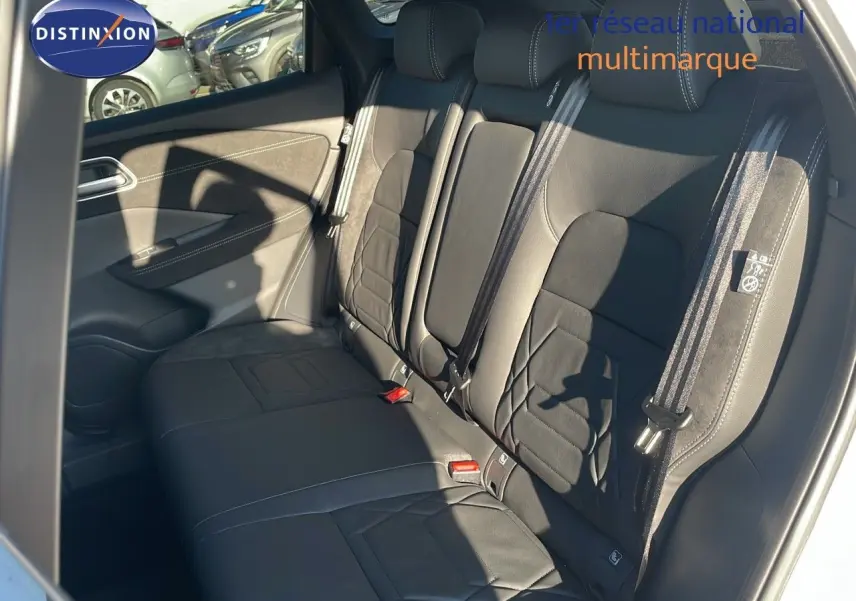 Banquette arrière en cuir noir du Nissan Qashqai 2025, vue côté gauche avec ceinture de sécurité visible.