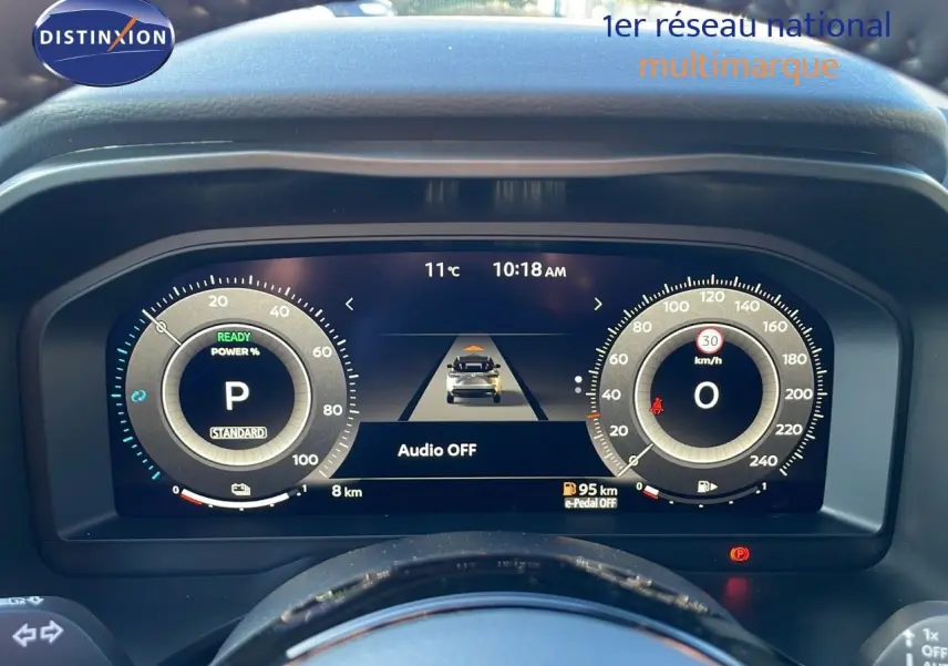 Tableau de bord numérique du Nissan Qashqai 2025 affichant vitesse, autonomie et mode de conduite en vue frontale rapprochée.