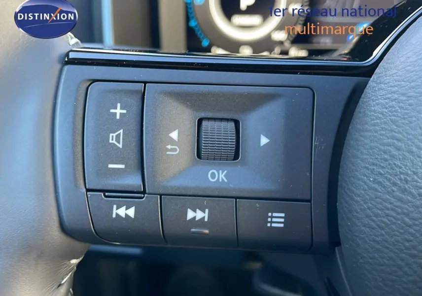 Gros plan sur les commandes multifonctions du volant côté gauche du Nissan Qashqai blanc nacré 2025 finition N-Design.