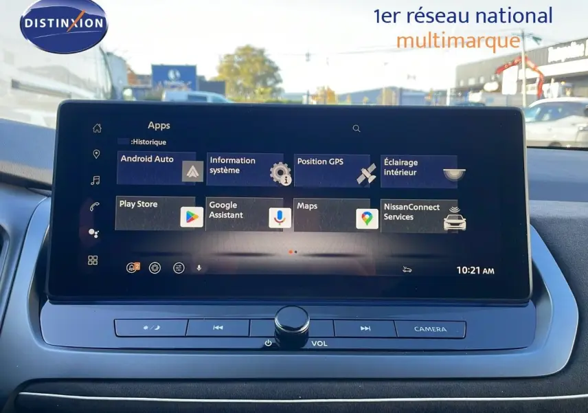 Écran tactile central du Nissan Qashqai 2025 affichant les applications Android Auto et GPS, intérieur moderne.