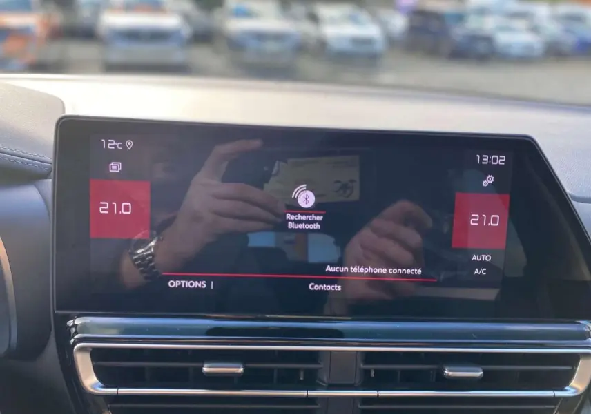 Tableau de bord du Citroën C5 Aircross 2025 avec écran tactile 10'' affichant la recherche Bluetooth, intérieur noir.