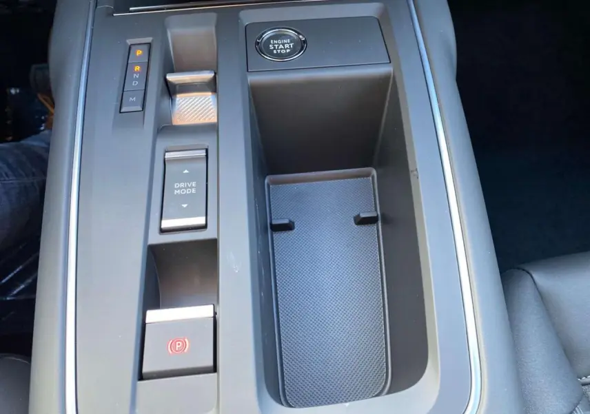 Vue rapprochée de la console centrale noire du Citroën C5 Aircross 2025 avec bouton start/stop et commandes de boîte auto.