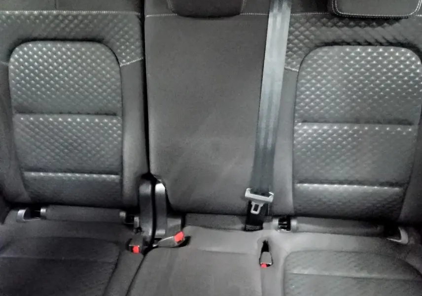 Vue rapprochée des sièges arrière noirs en cuir matelassé du Ford Kuga 2024, avec ceinture de sécurité centrale visible.