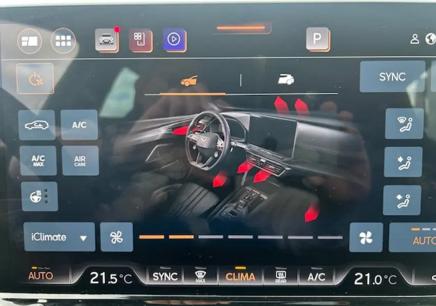 Affichage tactile montrant l'intérieur noir du CUPRA Formentor avec volant multifonction et tableau de bord digital.