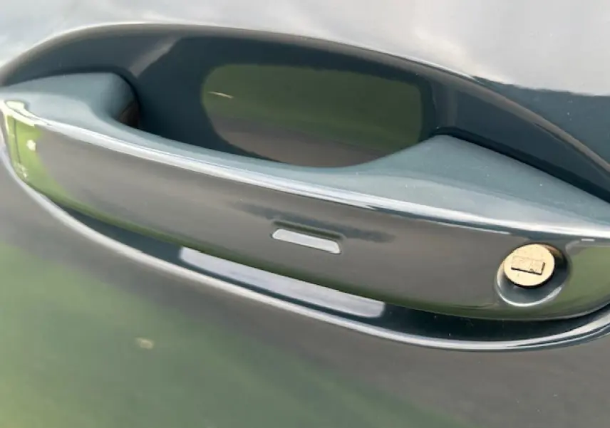 Poignée de porte gris Fiord Metal du CUPRA Formentor 2025 vue en gros plan avec serrure intégrée.