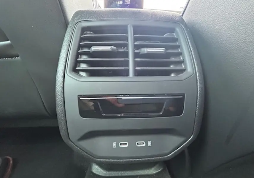 Vue rapprochée de la console arrière noire du CUPRA Formentor avec bouches d’aération et ports USB-C.