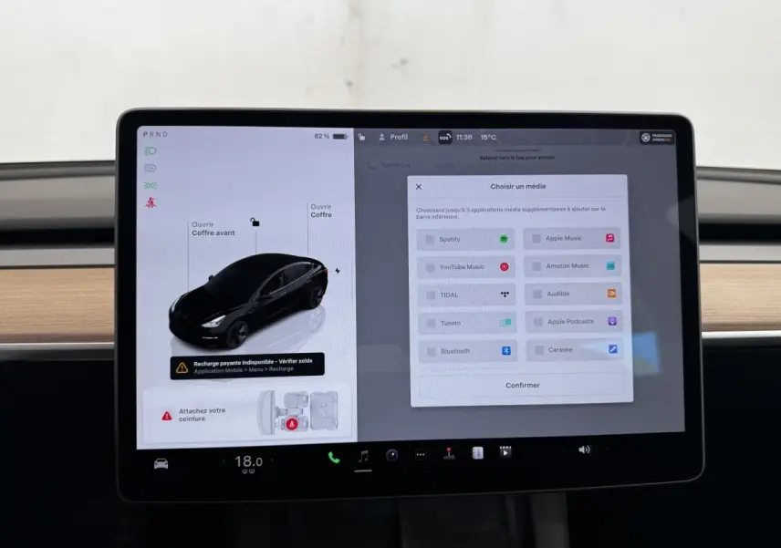 Écran tactile central de la Tesla Model 3 Grande Autonomie 2023 affichant les options multimédias et l'état du véhicule noir.