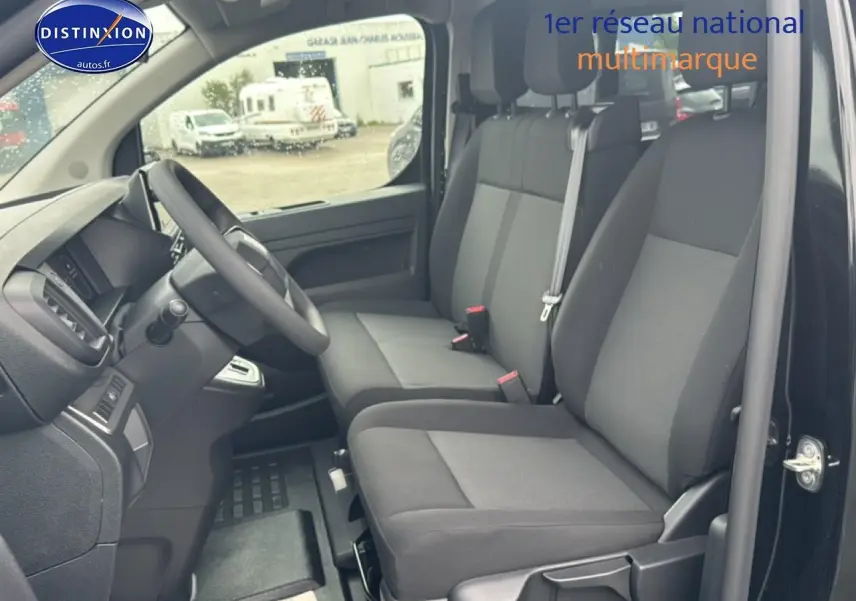 Vue intérieure côté conducteur du Fiat Scudo Combi noir 2026, montrant la banquette avant et le volant.