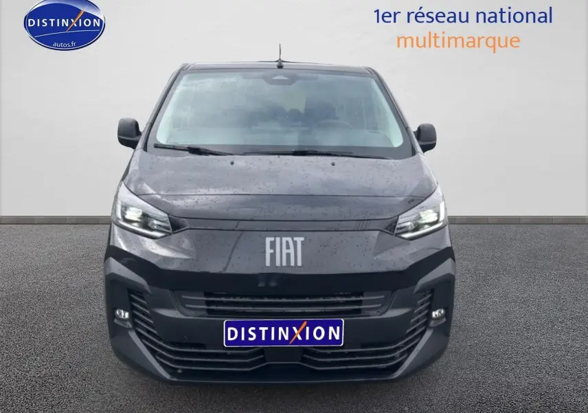Vue frontale d'un FIAT Scudo Combi noir 2026 avec phares allumés et logo FIAT bien visible.
