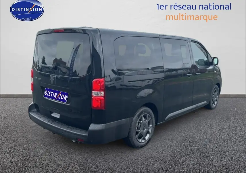 Fiat Scudo Combi noir vue 3/4 arrière droit avec porte latérale coulissante et vitres teintées.