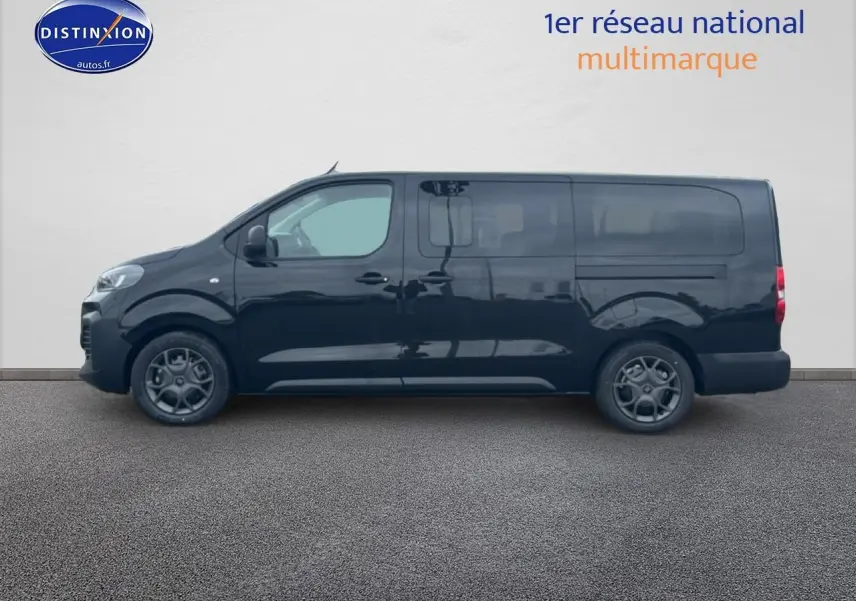 Vue latérale droite d'un FIAT Scudo Combi noir avec porte latérale coulissante et jantes foncées.