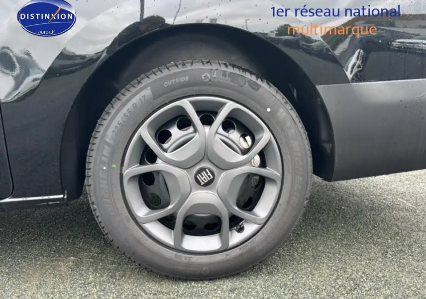 Gros plan sur la roue avant gauche avec jante gris foncé du FIAT Scudo Combi noir, version 2026.