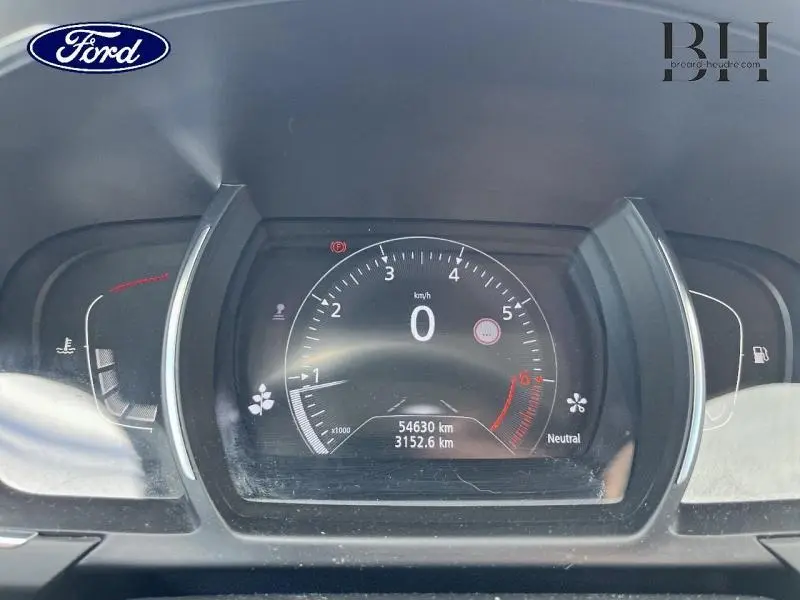 Tableau de bord numérique d'un Renault Grand Scenic noir étoilé, affichant 54 630 km, vu de face.