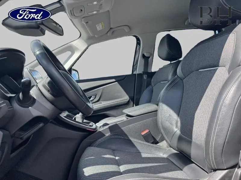 Vue intérieure côté conducteur du Renault Grand Scenic noir étoilé 2021, sièges en similicuir/carbone foncé et volant cuir.