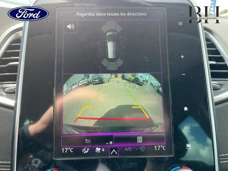 Écran tactile intérieur montrant la caméra de recul et les capteurs de stationnement du Renault Grand Scenic noir étoilé.