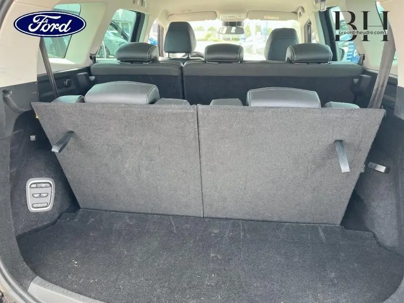 Vue arrière du coffre avec banquette 3e rangée relevée du Renault Grand Scénic noir étoilé 7 places, intérieur sombre.