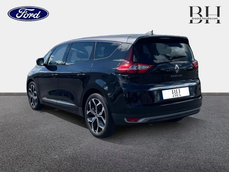 Renault Grand Scenic noir étoilé vu en 3/4 arrière droit, avec jantes alliage 20 pouces et vitres surteintées.