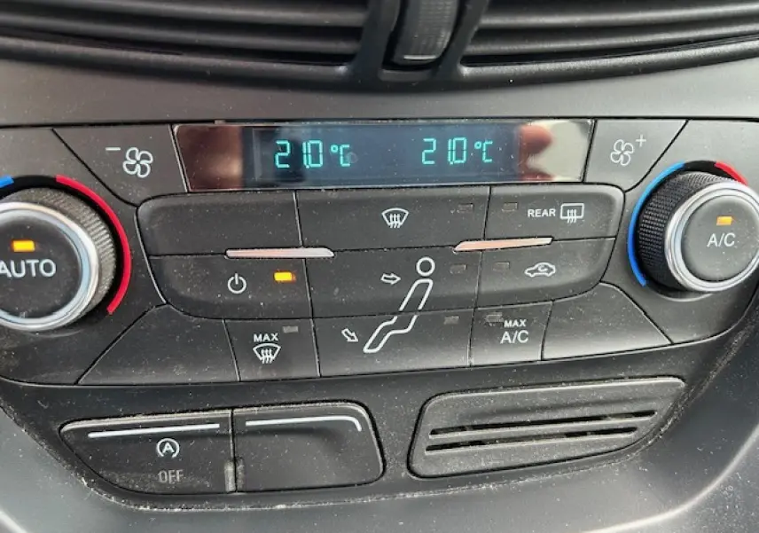 Panneau de commande de la climatisation bi-zone du Ford C-MAX gris clair, affichant 21°C des deux côtés.