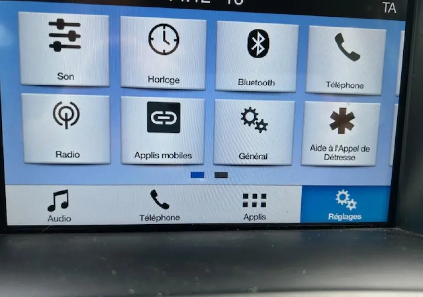 Écran tactile central du Ford C-MAX gris clair, affichant le menu des réglages avec icônes fonctionnelles.