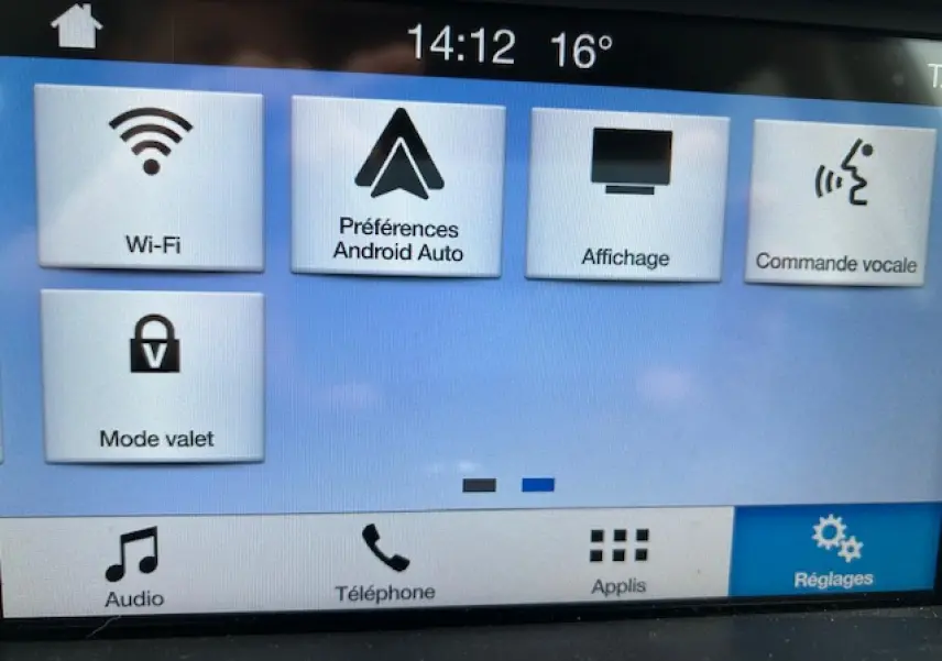 Écran tactile du système SYNC 3 de la Ford C-MAX gris clair, affichant les options Wi-Fi et Android Auto.