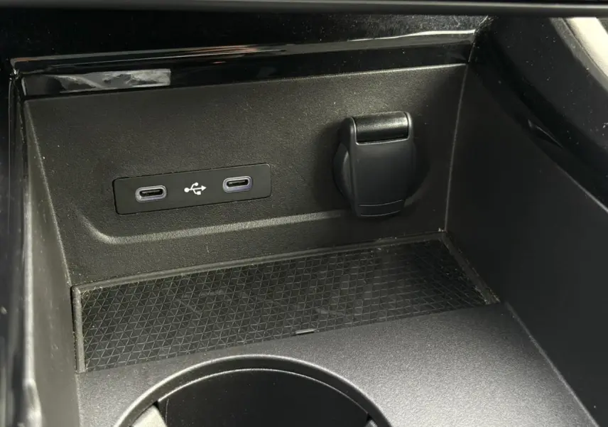 Gros plan sur la console centrale noire avec deux ports USB-C et une prise 12V du Renault Espace VI Bleu Nuit.