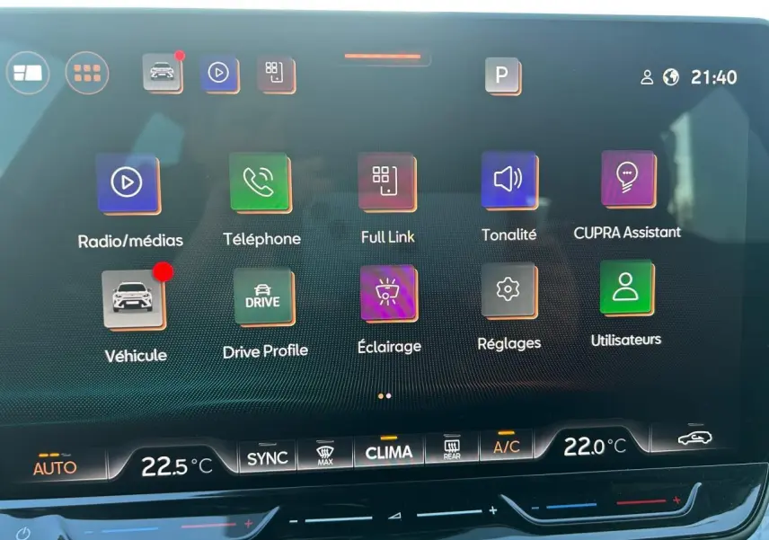 Écran tactile HD 12,9" du système d'info-divertissement du CUPRA Formentor blanc neige, affichage des réglages climatiques.