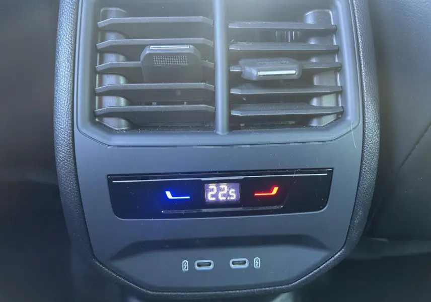 Gros plan sur la commande de climatisation arrière et deux ports USB-C du CUPRA Formentor blanc neige.