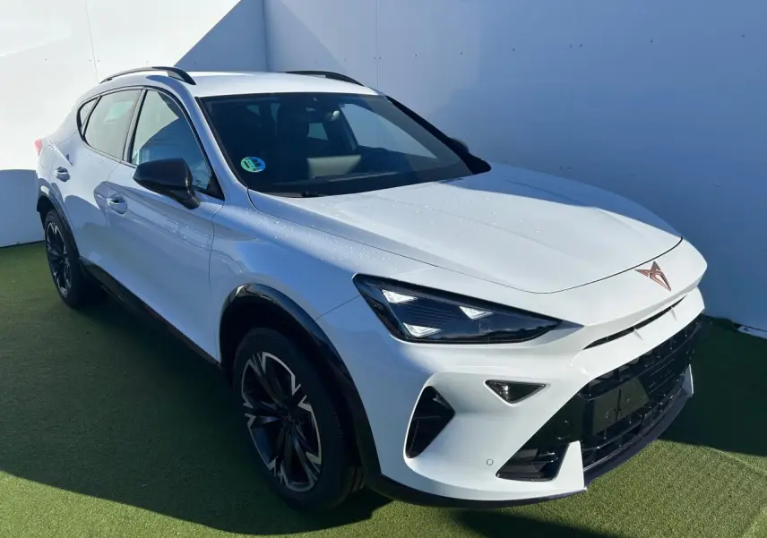 Vue 3/4 avant droite du CUPRA Formentor blanc neige avec jantes alliage 18'' et coques de rétroviseurs noires.