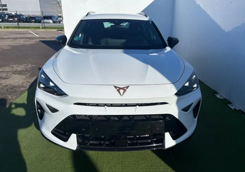 Vue avant d'un CUPRA Formentor blanc neige avec logo CUPRA et calandre noire contrastante sur fond extérieur.