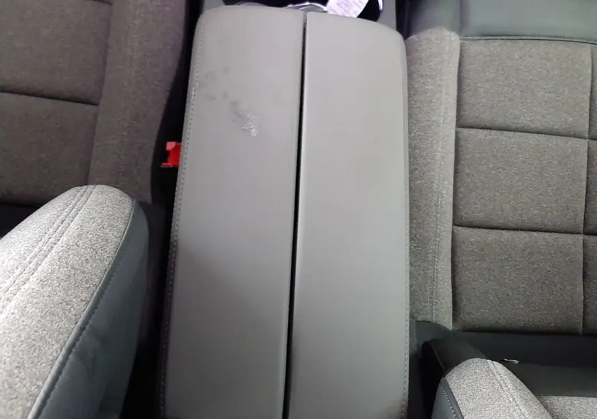 Vue plongeante sur l'accoudoir central gris clair et les sièges tissu gris du Citroën C5 Aircross 2021.