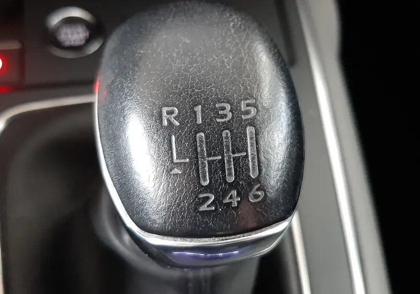 Gros plan sur le levier de vitesses manuel noir de la Citroën C5 Aircross 1.2 PureTech 130ch Feel, année 2021.