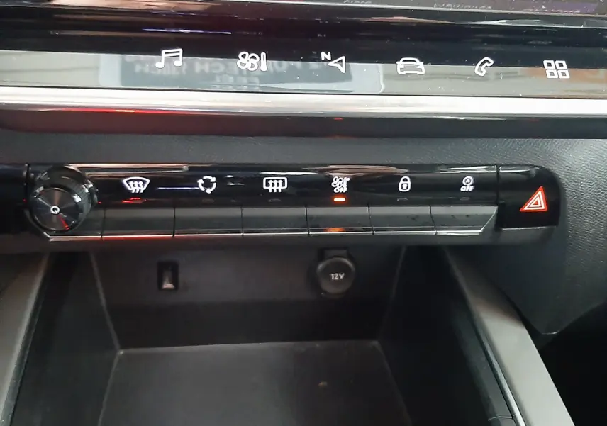 Détail de la console centrale du Citroën C5 Aircross 2021, montrant les commandes de climatisation et le port 12V.