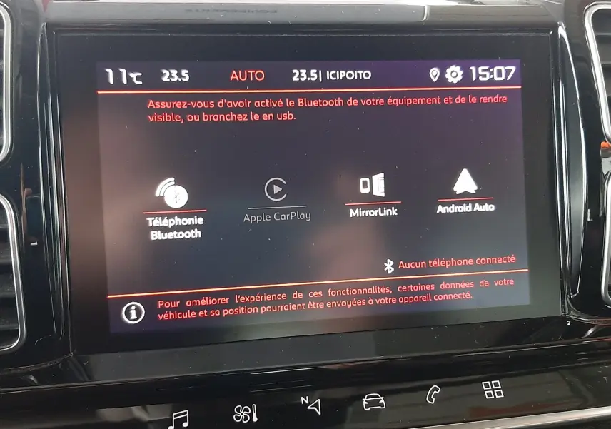 Écran tactile central du Citroën C5 Aircross 2021 affichant les options Bluetooth, Apple CarPlay, MirrorLink et Android Auto.