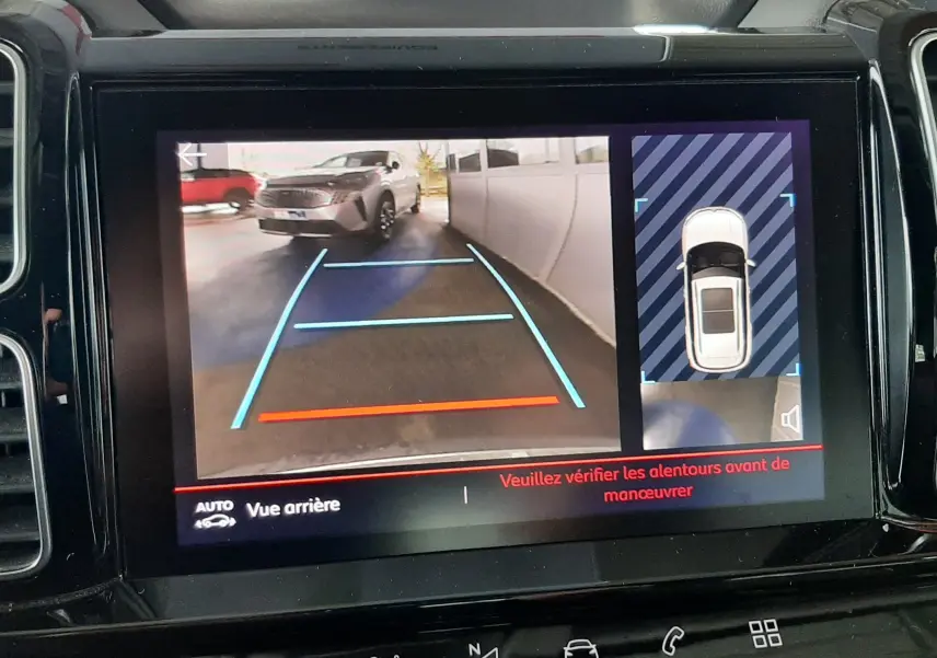 Vue arrière sur l'écran de la caméra de recul d'un Citroën C5 Aircross gris Artense au toit noir, avec guidage de trajectoire.