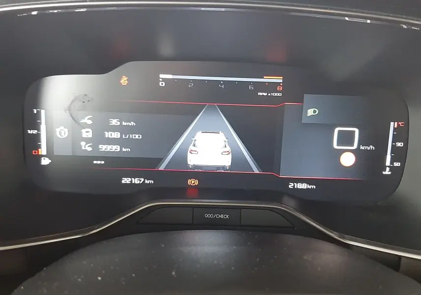 Vue rapprochée du tableau de bord numérique du Citroën C5 Aircross 1.2 PureTech 130ch Feel, affichant la vitesse et la consommation.