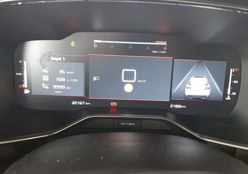 Tableau de bord numérique du Citroën C5 Aircross 1.2 PureTech 130ch Feel, affichage vitesse, consommation et caméra 360°