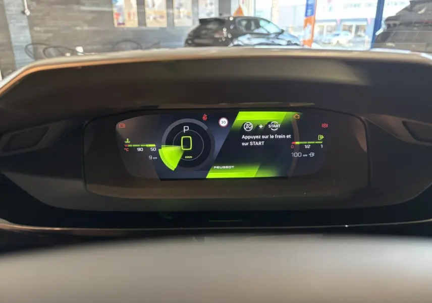 Affichage numérique du combiné Peugeot 308 1.2i Hybrid 2026, avec indication de démarrage et vitesse à zéro.