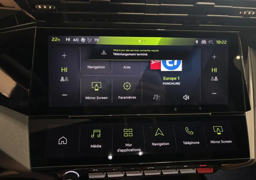 Écran tactile central du Peugeot 308 Hybrid 2026 affichant les menus de navigation et multimédia.