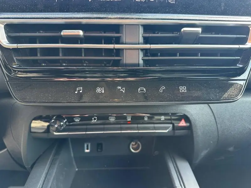 Vue rapprochée de la console centrale du Citroën C5 Aircross 2025 gris Platinium, avec commandes tactiles et aérateurs noirs.