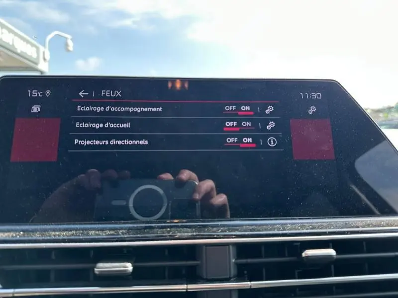 Écran tactile intérieur du Citroën C5 Aircross 2025 affichant les réglages des feux avec commandes activées.