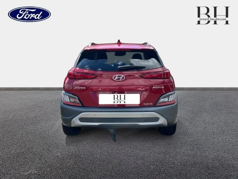 Vue arrière d'un Hyundai Kona Pulse Red Métal 2021 hybride avec attelage et feux arrière LED visibles.