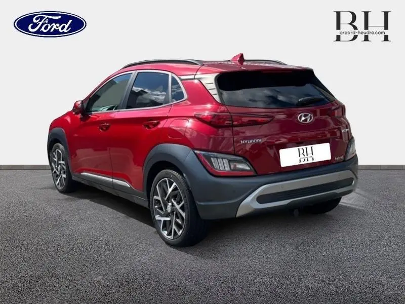 Vue 3/4 arrière droite du Hyundai Kona Pulse Red Métal avec jantes alliage et vitres arrière teintées.