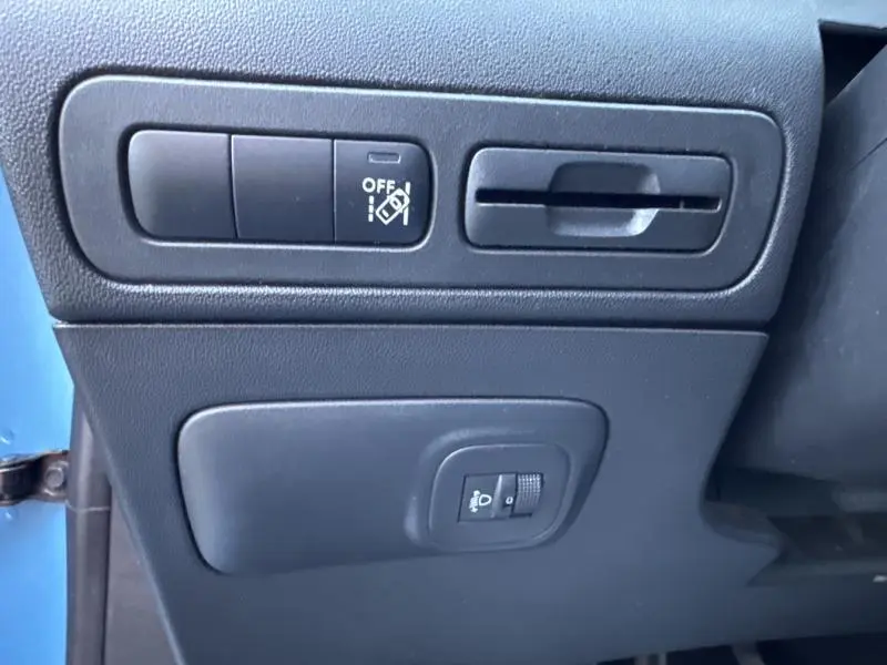 Vue rapprochée des commandes de réglage des phares et de l'aide à la conduite côté gauche d'une Citroën C3 Aircross Breathing Blue.