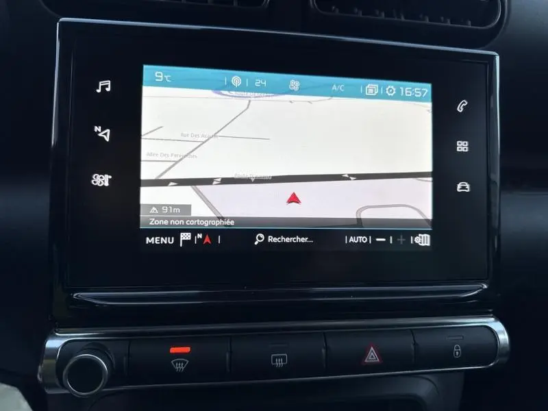 Écran tactile central du tableau de bord du Citroën C3 Aircross Bleu affichant la navigation GPS.