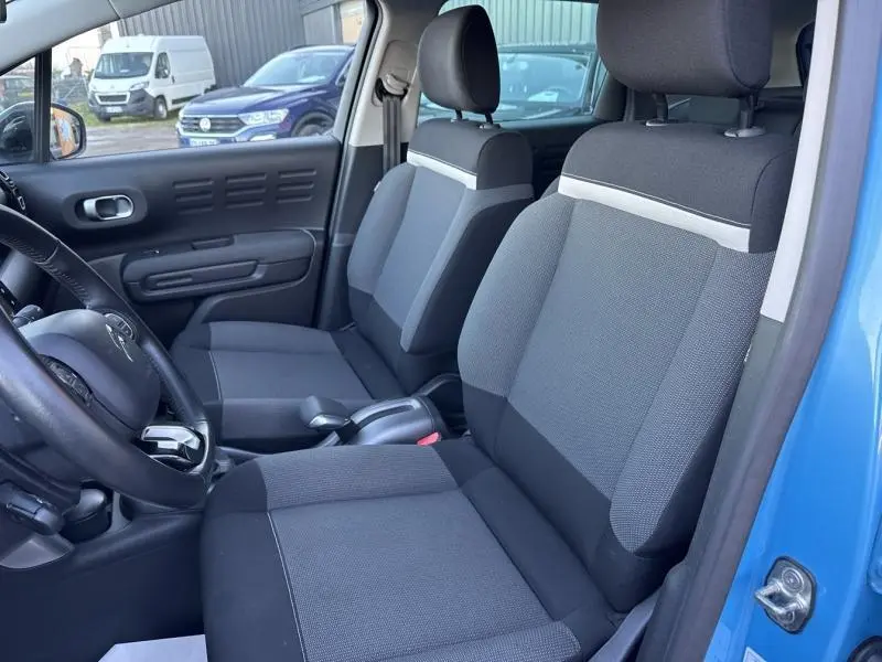 Vue intérieure côté conducteur du Citroën C3 Aircross Bleu Breathing, sièges tissu Mica Grey et volant cuir.
